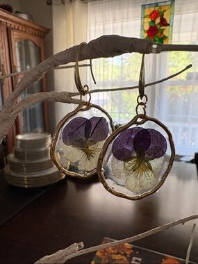 Handcrafted Purple & White Pressed Flower Drop Earrings - Gold Tone